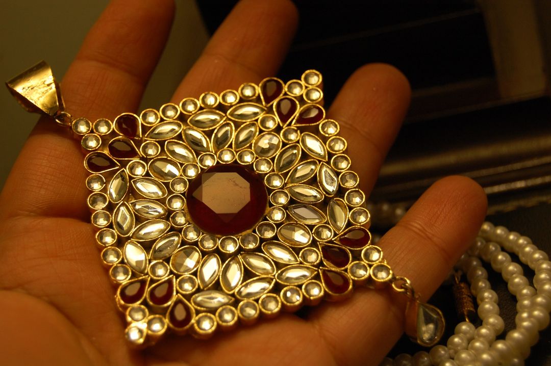 ELEGANT KUNDAN MALA IN RED & PEARL STRING