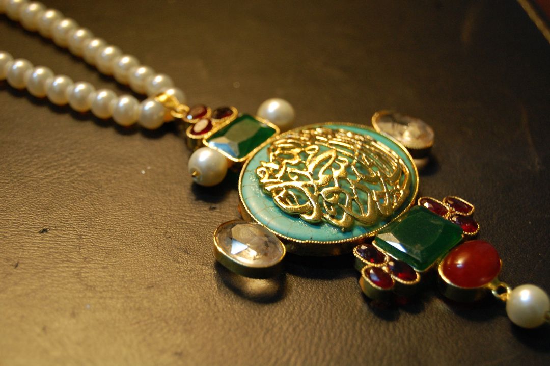 CALLIGRAPHIC PENDENT IN FEAROZA