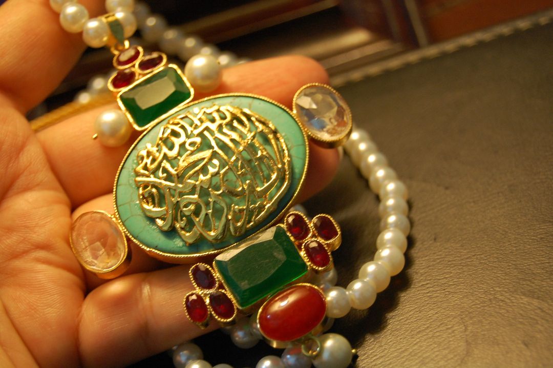 CALLIGRAPHIC PENDENT IN FEAROZA