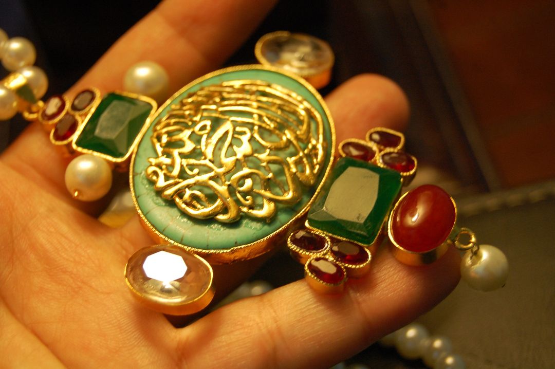 CALLIGRAPHIC PENDENT IN FEAROZA