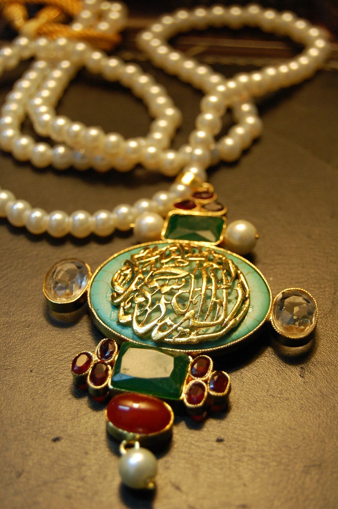 CALLIGRAPHIC PENDENT IN FEAROZA