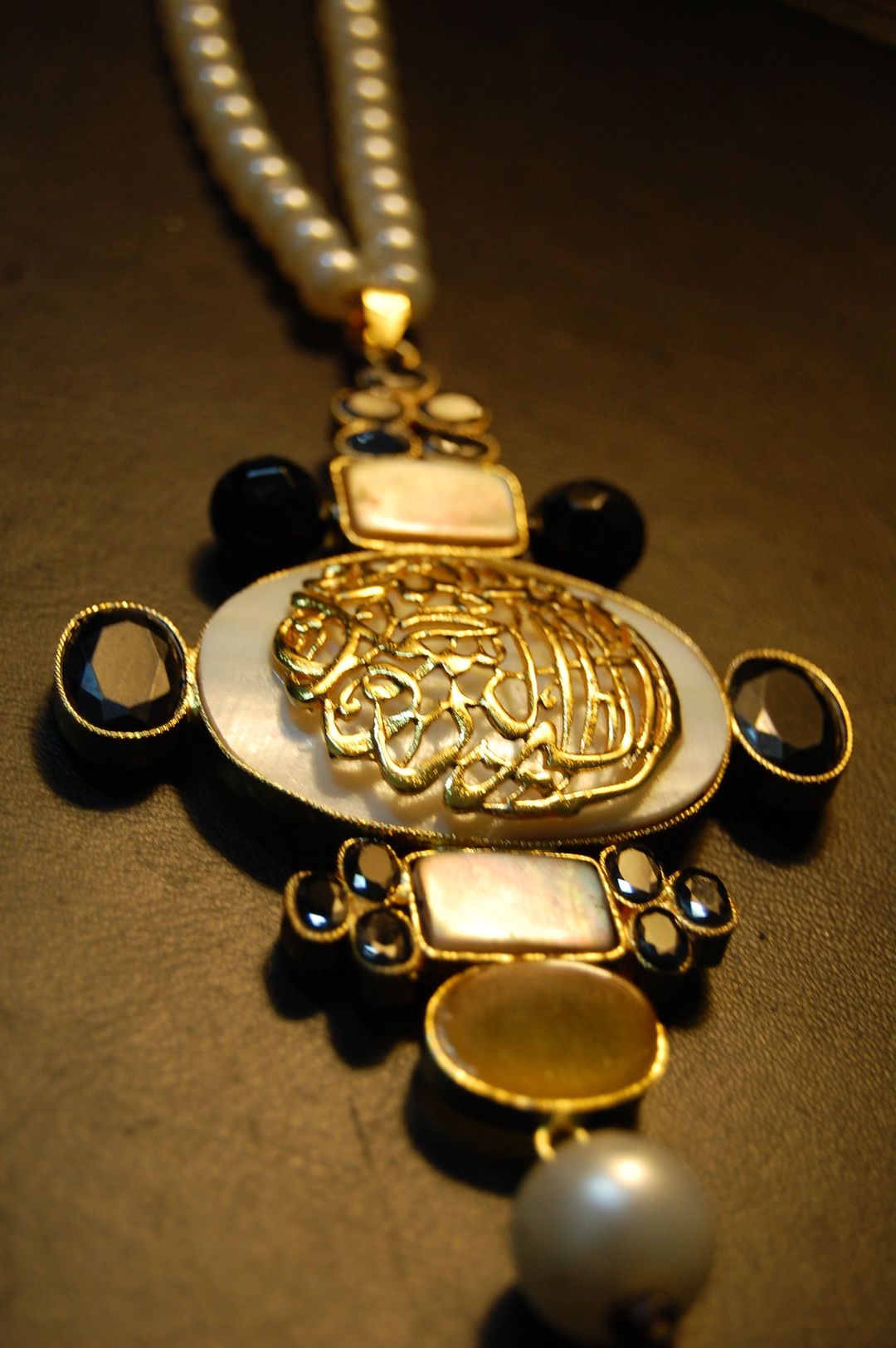 CALLIGRAPHIC PENDENT IN MOTHER OF PEARL