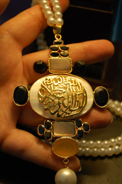 CALLIGRAPHIC PENDENT IN MOTHER OF PEARL