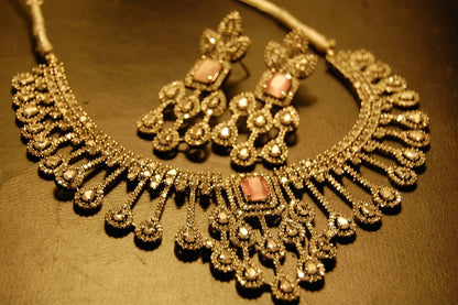 ZIRCON NECKLACE WITH PINK STONE