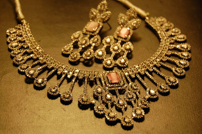 ZIRCON NECKLACE WITH PINK STONE