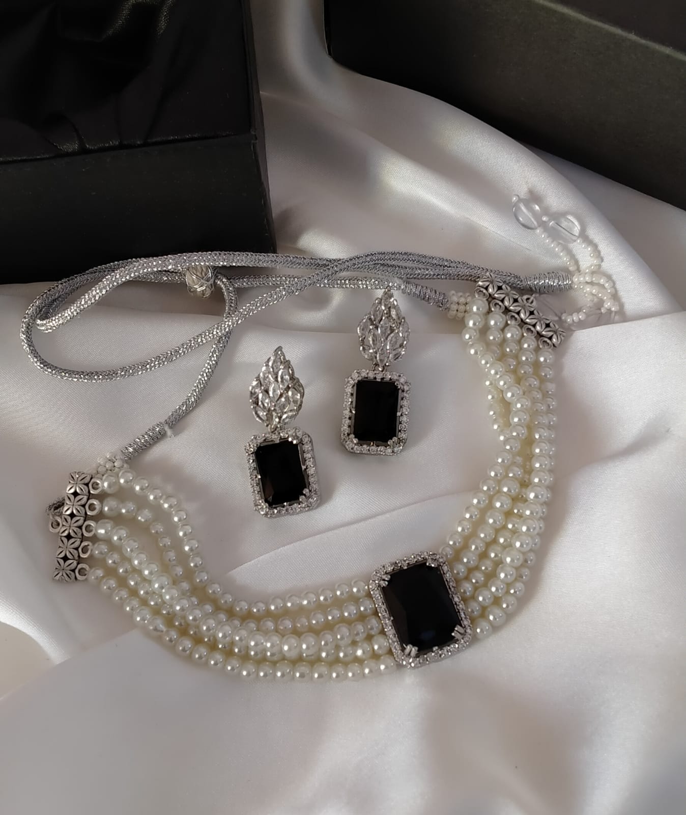 ELEGANT PEARL CHOKER SET IN BLACK