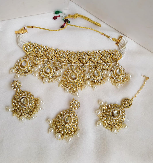 KUNDAN & PEARLS CHOKER SET WITH TIKKA