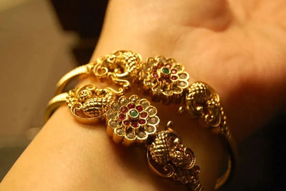 PAIR OF SOUTH INDIAN BANGLES IN RED