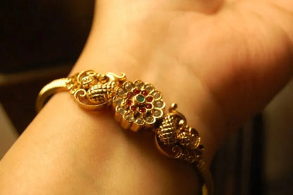 PAIR OF SOUTH INDIAN BANGLES IN RED