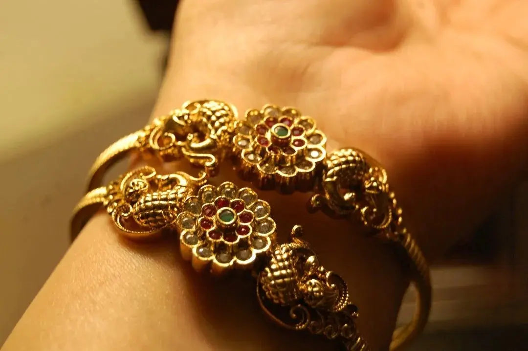 PAIR OF SOUTH INDIAN BANGLES IN RED