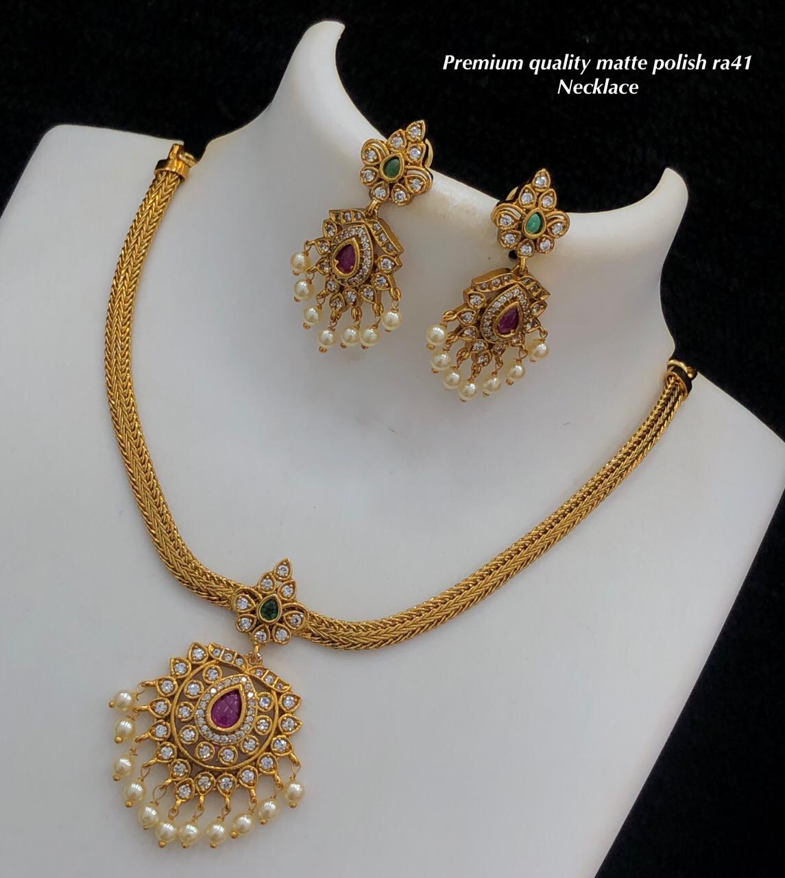 ELEGANT INDIAN NECKLACE SET IN RED & GREEN