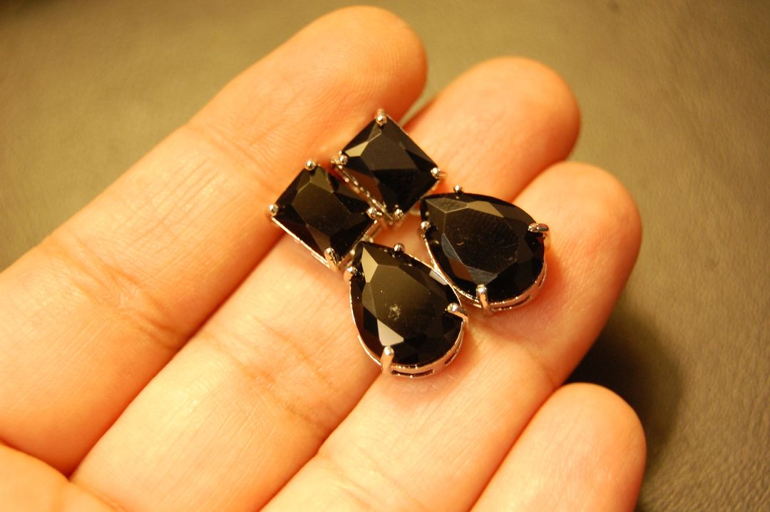 BLACK DROP EARRINGS