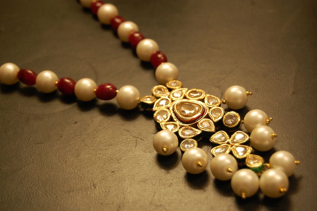 POLKI KUNDAN PANDENT IN RED & PEARLS STRING