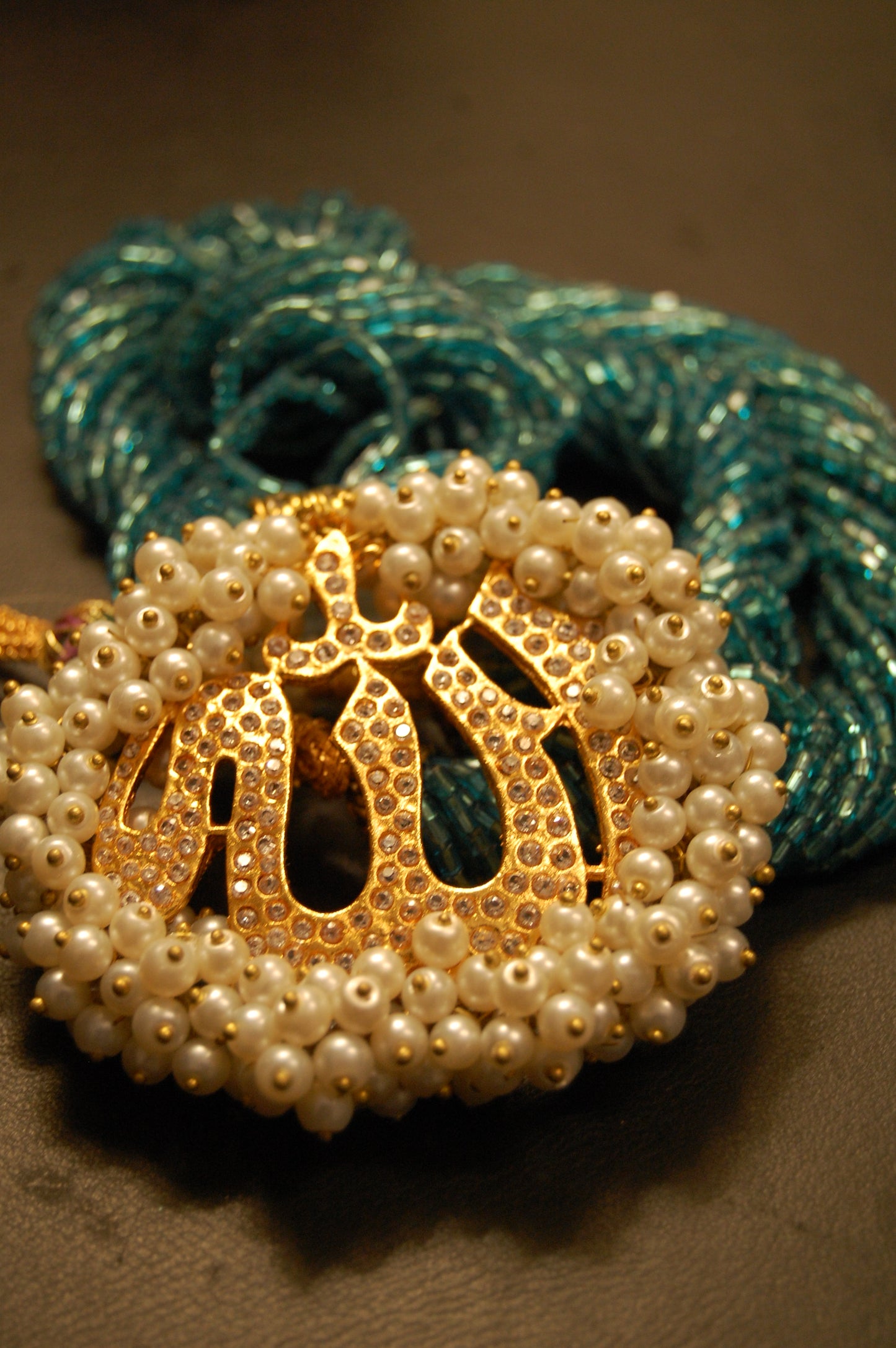 CALLIGRAPHIC PENDENT IN FEROZY MALA