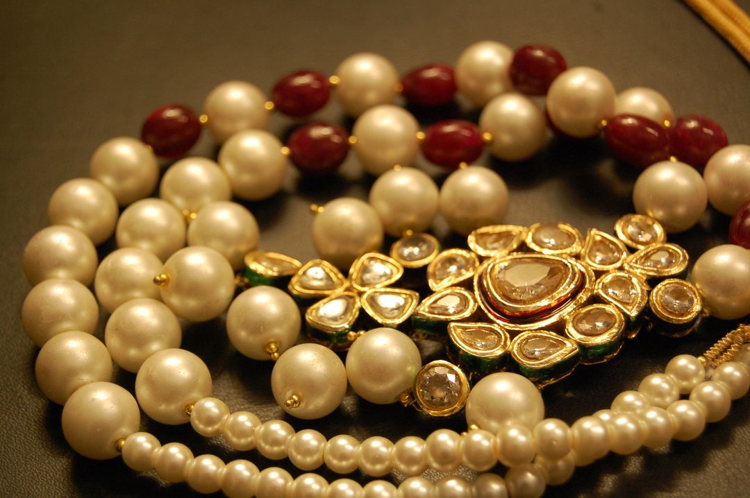 POLKI KUNDAN PANDENT IN RED & PEARLS STRING