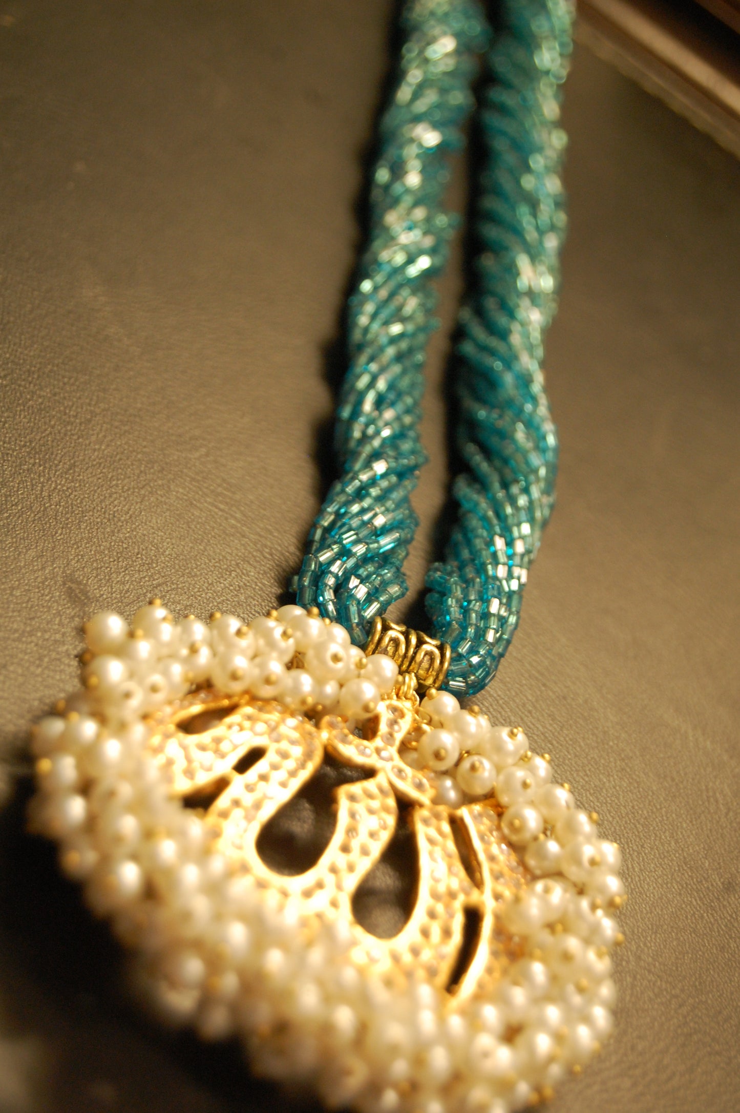 CALLIGRAPHIC PENDENT IN FEROZY MALA