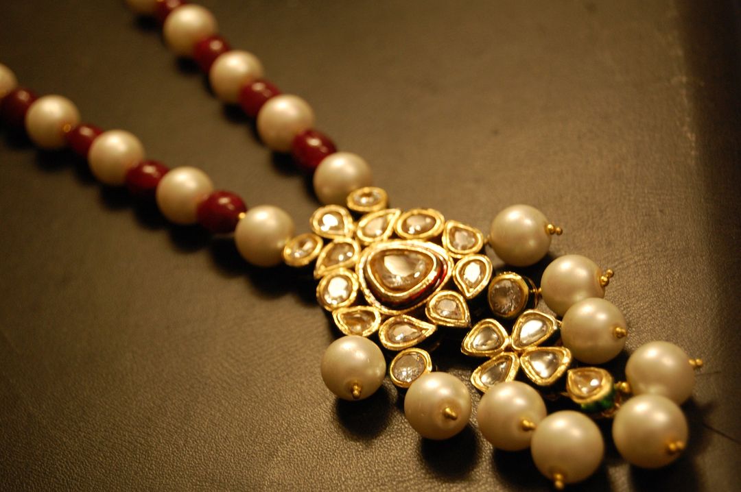 POLKI KUNDAN PANDENT IN RED & PEARLS STRING