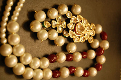 POLKI KUNDAN PANDENT IN RED & PEARLS STRING