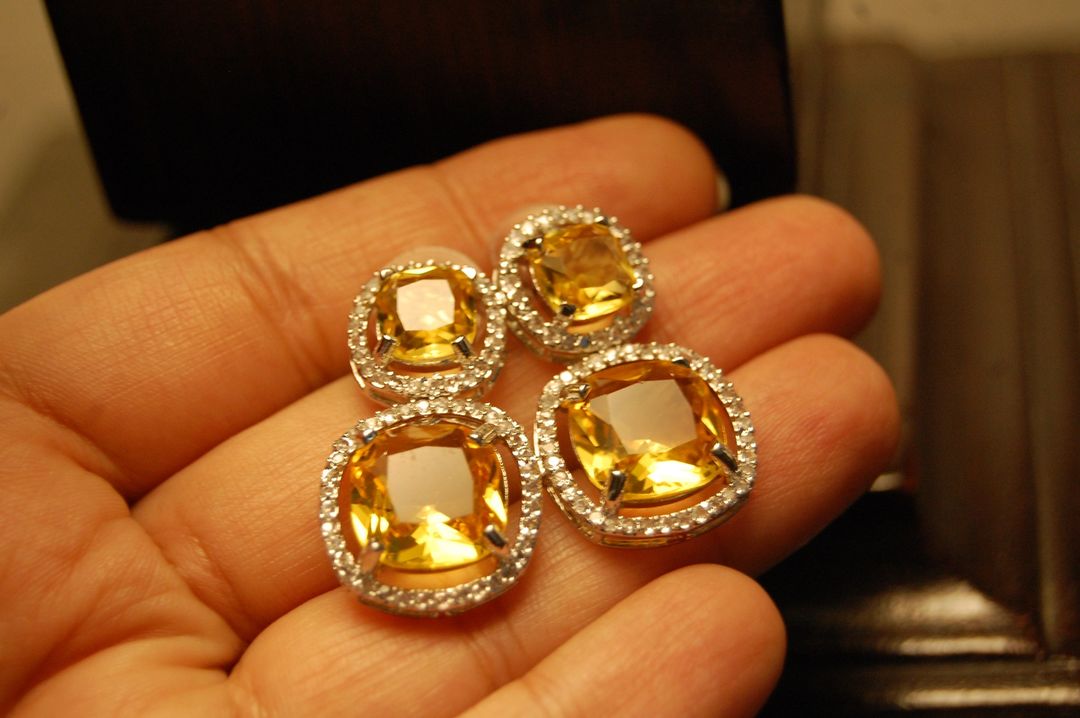 AMERICAN DIAMOND EARRINGS IN YELLOW