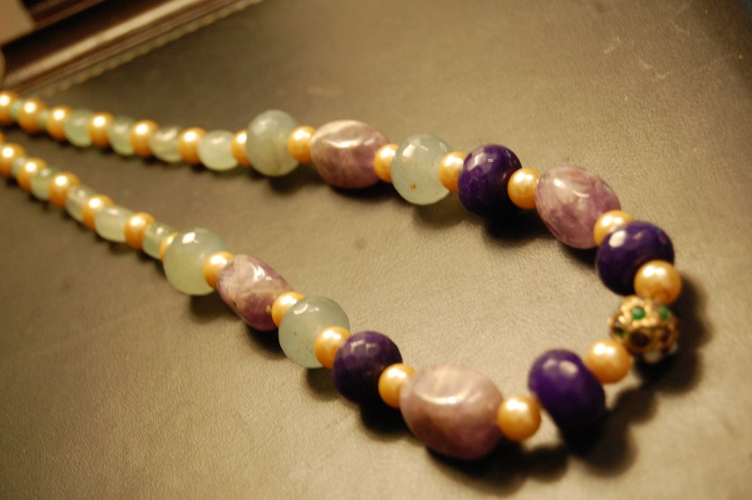 AMETHYST & JADE COLORED STONES NECKLACE