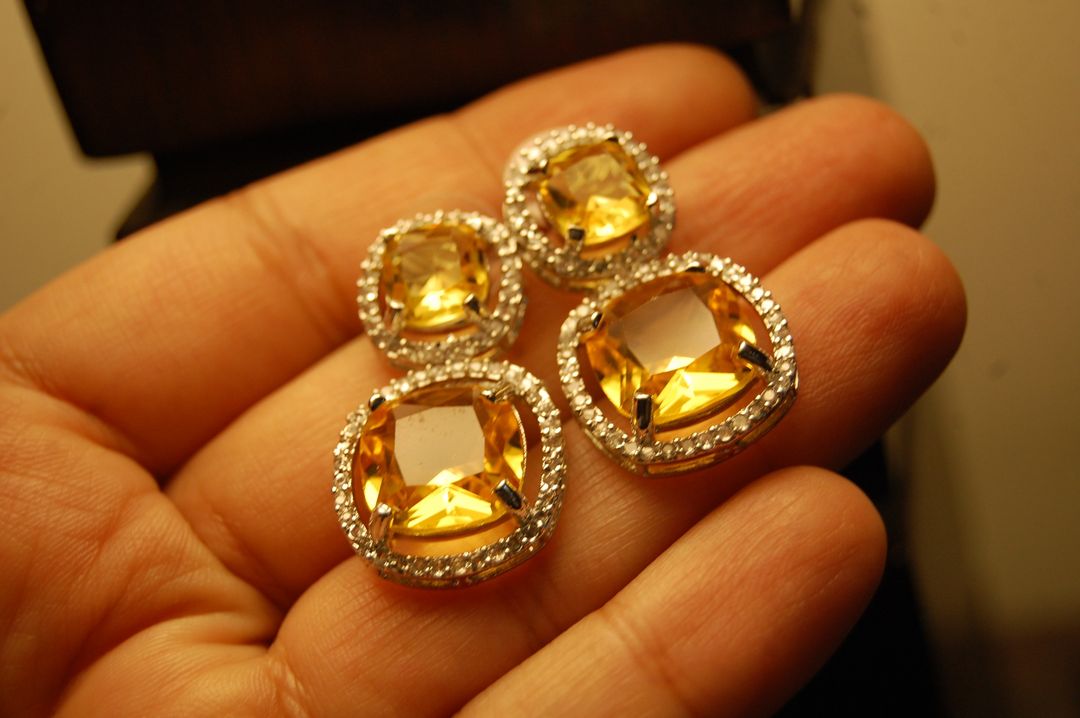 AMERICAN DIAMOND EARRINGS IN YELLOW