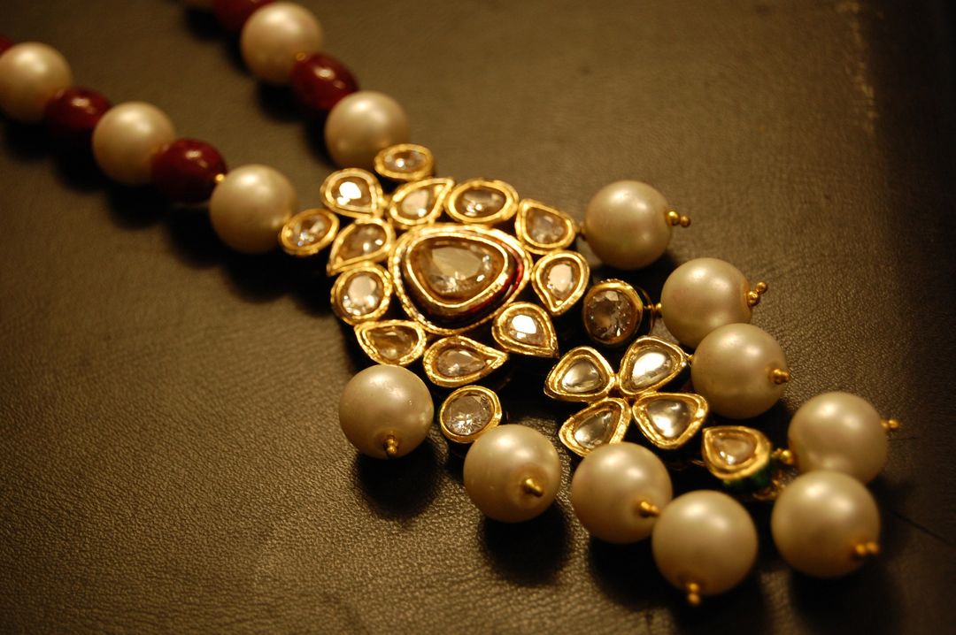 POLKI KUNDAN PANDENT IN RED & PEARLS STRING