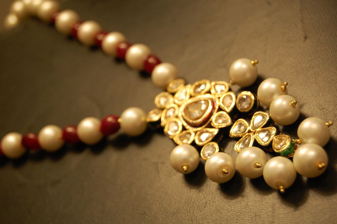 POLKI KUNDAN PANDENT IN RED & PEARLS STRING