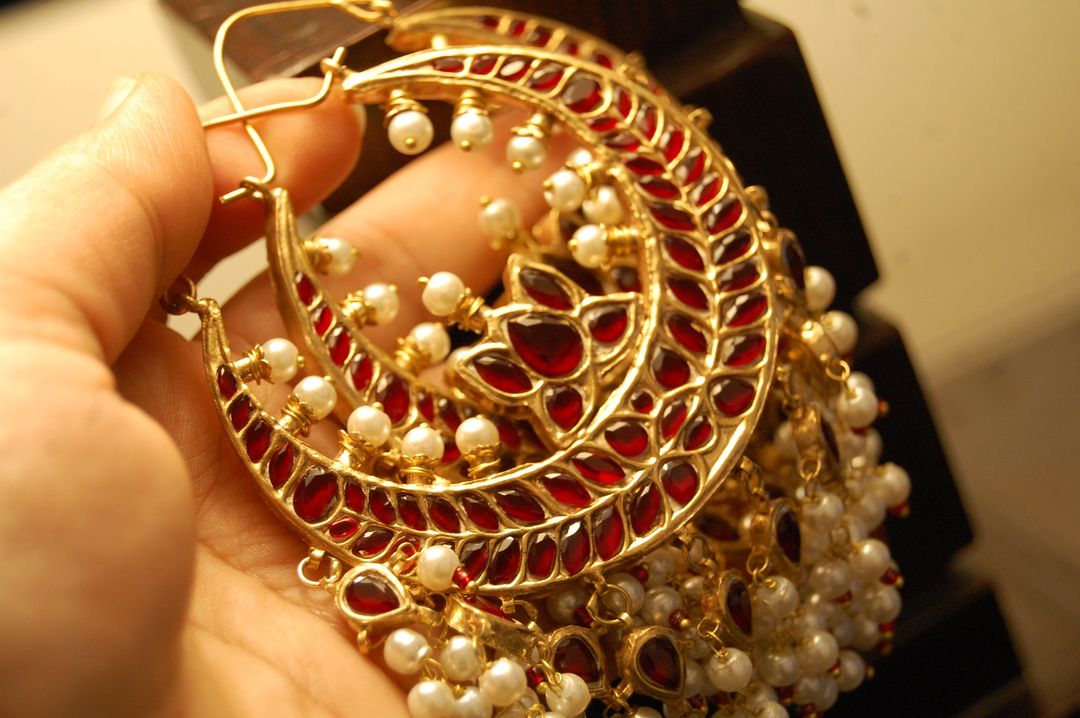 LARGE BALAS IN RED & PEARLS