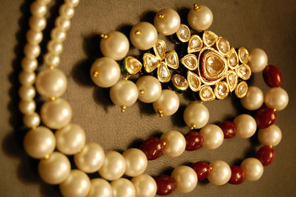 POLKI KUNDAN PANDENT IN RED & PEARLS STRING