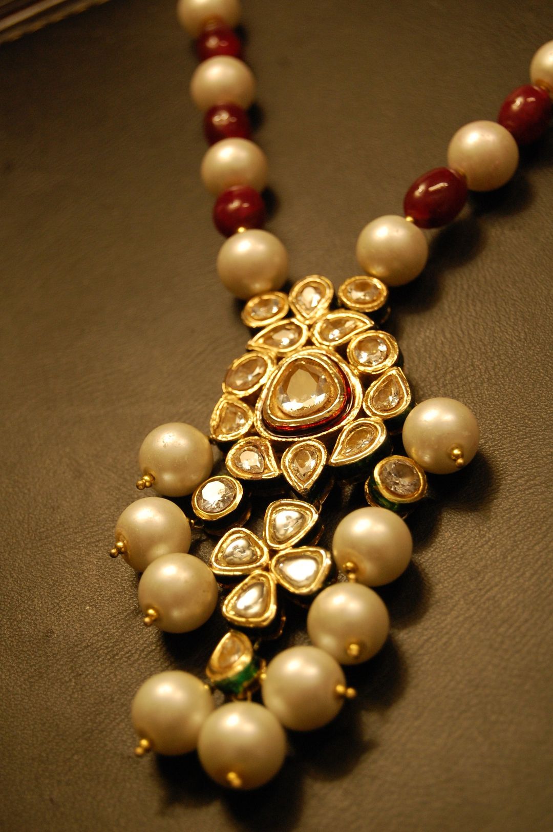 POLKI KUNDAN PANDENT IN RED & PEARLS STRING