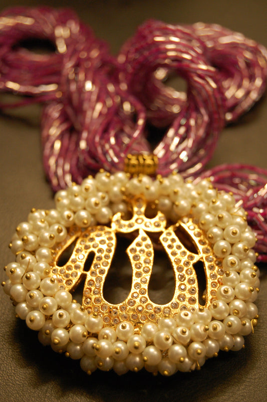 CALLIGRAPHIC PENDENT IN PINK MALA