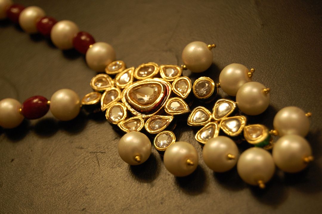 POLKI KUNDAN PANDENT IN RED & PEARLS STRING