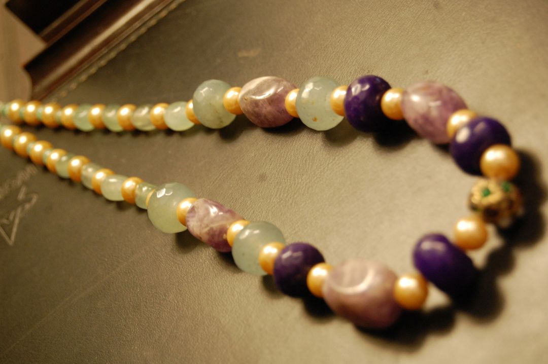 AMETHYST & JADE COLORED STONES NECKLACE